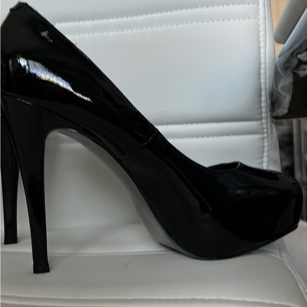 Steve Madden black pump
